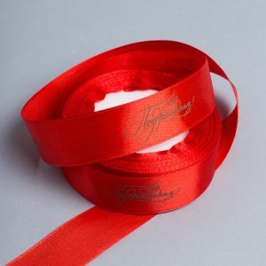 Лента атласная 25мм х 25 ярд надпись Поздравляем! красная