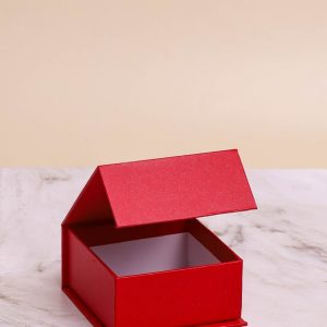 Коробка квадрат 10х10х5см с магнитом красный