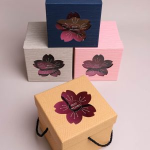 Коробка квадрат 13х13х13см с прозрачной крышкой Цветок микс