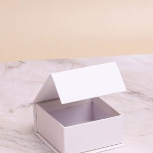 Коробка квадрат 10х10х5см с магнитом белый