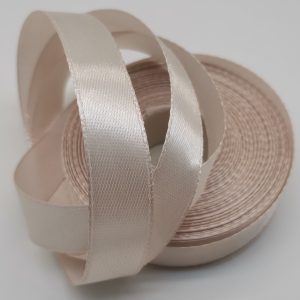 Лента атласная, на картонн.катушке, односторонняя, 15 мм х 25 ярд, ванильный